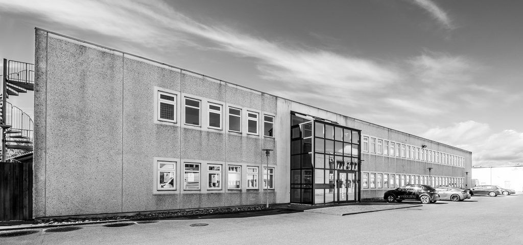 Et moderne kontorbyggerne med en entrehal og adgang til en kantine samt adgang til parkeringsplads og offentlig transport