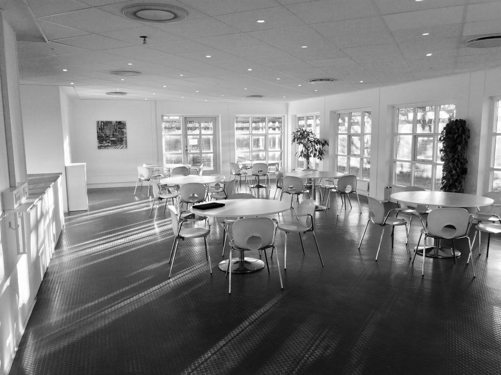 Kontorhotellet indeholder hall med lyse cellekontorer, moderne møbler og grønne planter til gæsternes komfort og velvære