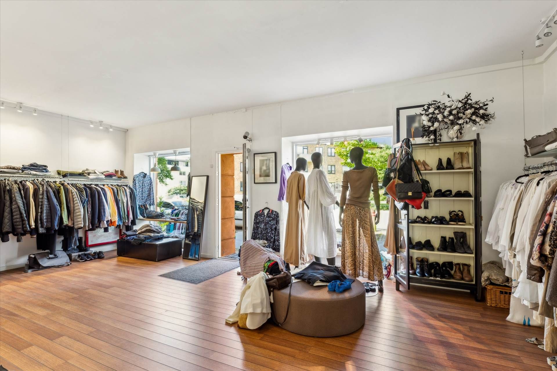 Butik med tøj og sko med udsmykning og møbler i indretningen