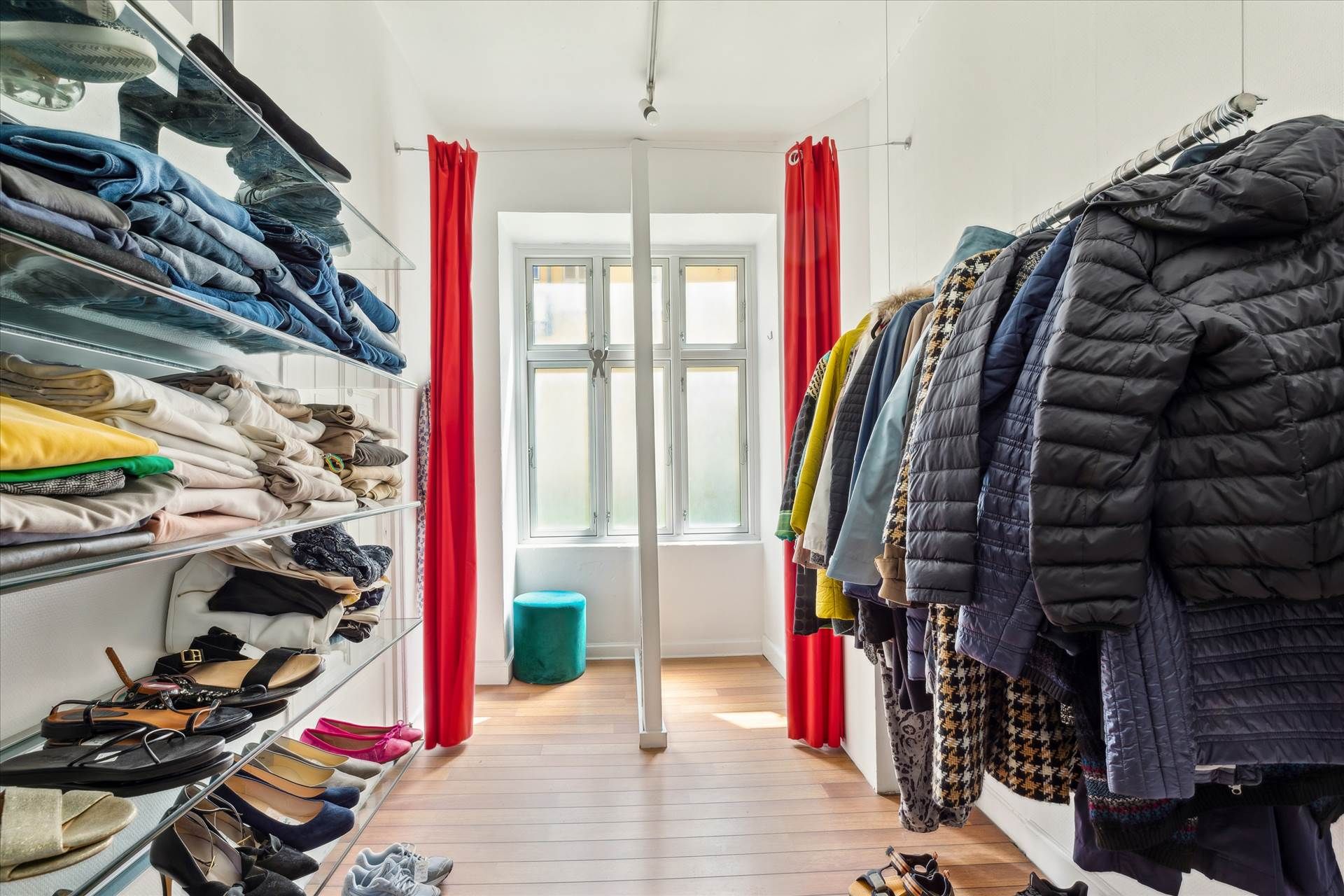 Sømløs garderobe med flere hylder og klædeskåbe. Klæder, sko og andet tilbehør er kategoriseret og let tilgængelige.