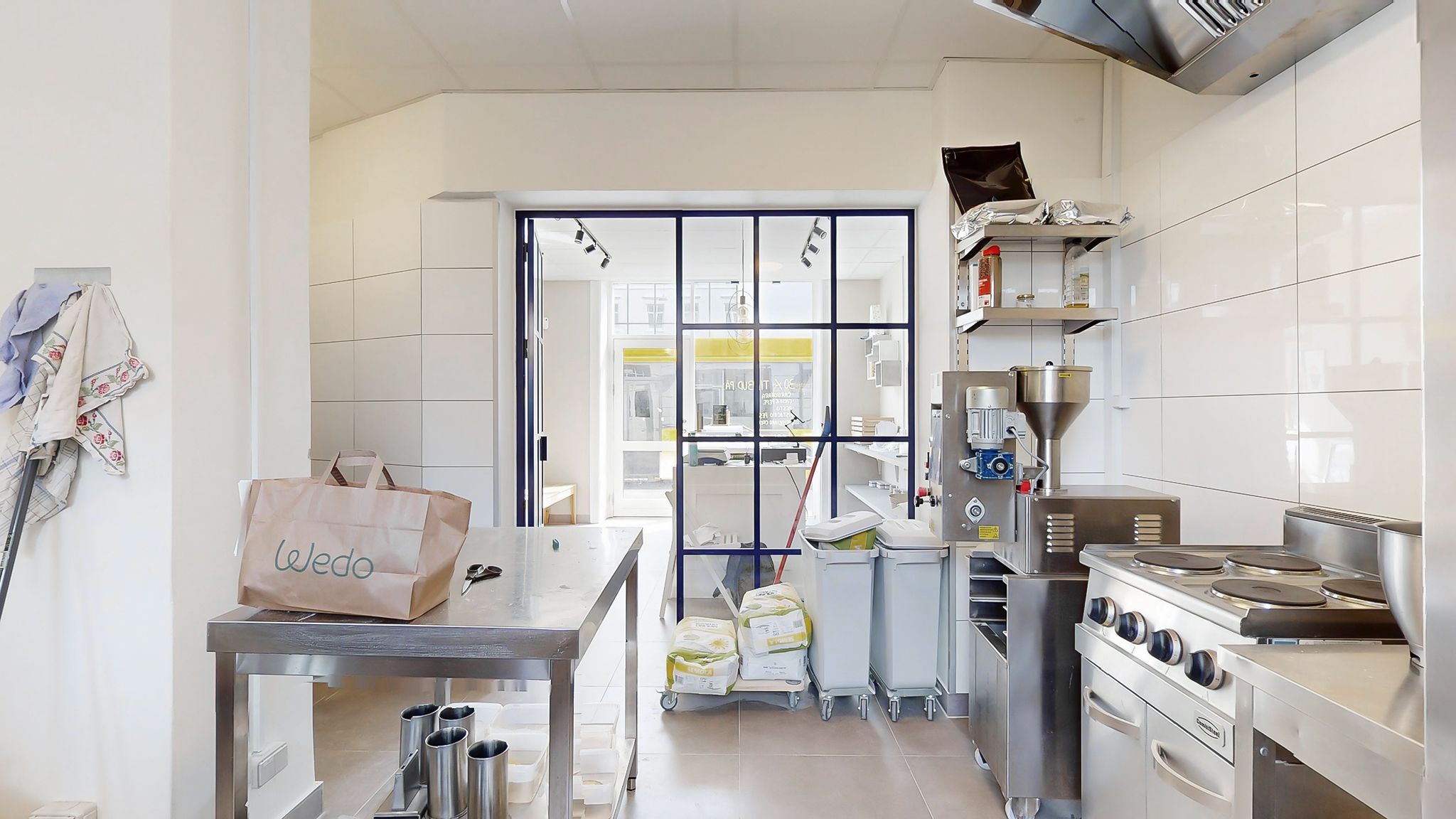 Lejemål med køkken med metalbord, rullekurve, komfur, ovn og loftslampe på Jernbane Allé i Vanløse