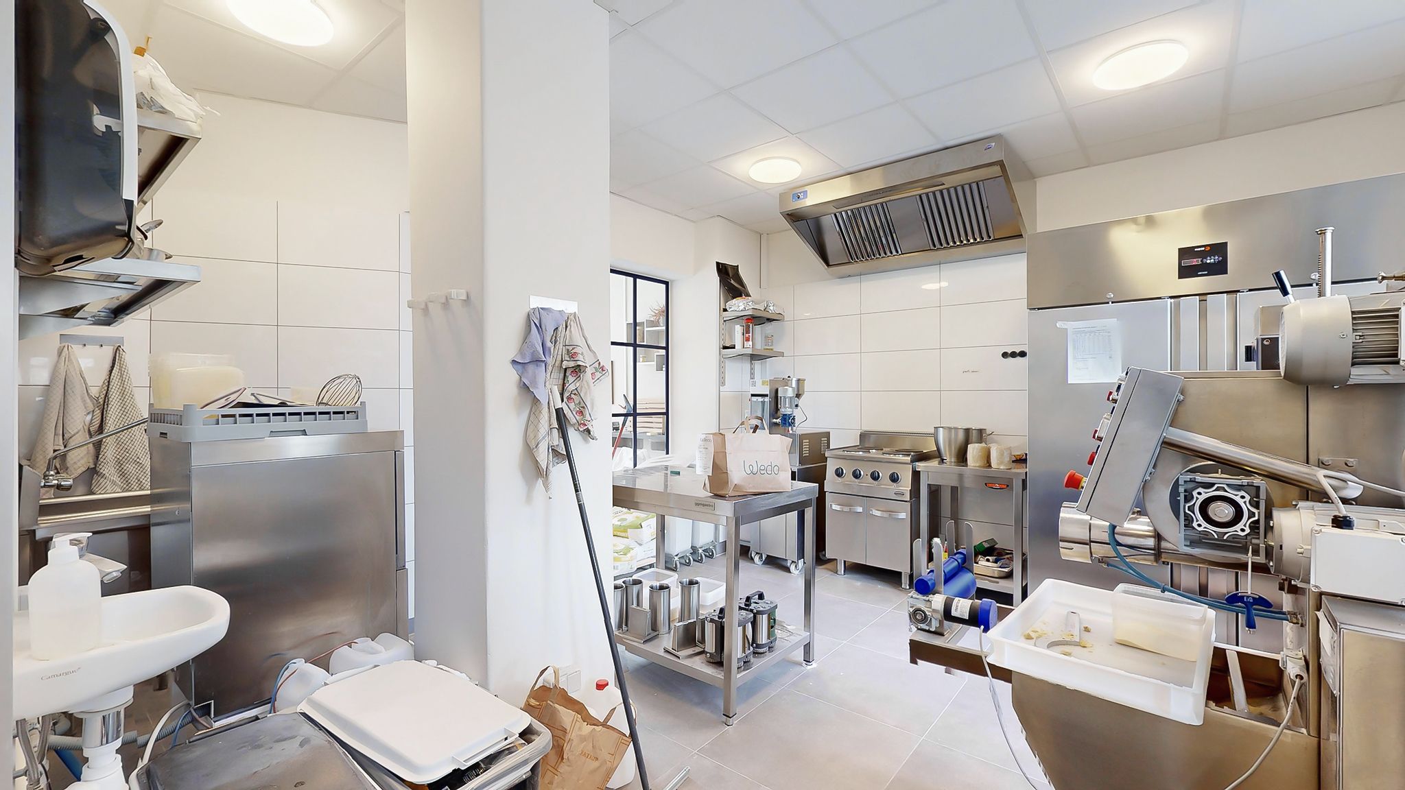 En ren og ren salgssted med køkken med moderne faciliteter og højt til loftet