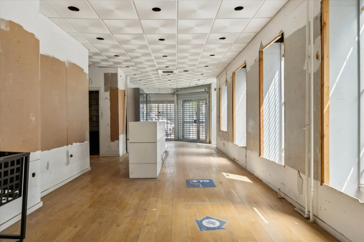 Kort gang med hjørneplacering og udsigt til gade, renoveret og klar til leje