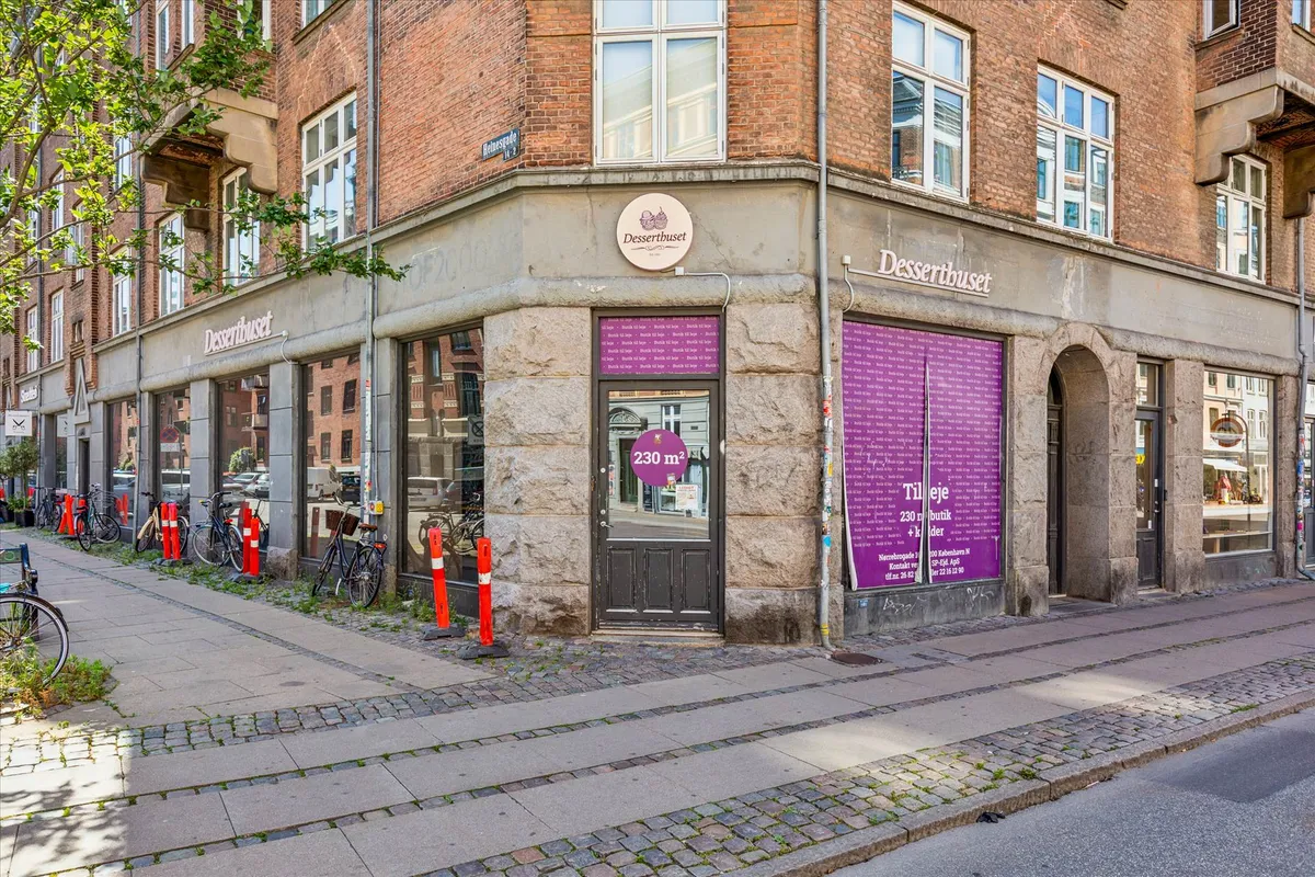 Desserthus med hjørneplacering, 230 m2 lejeområde, hjørne af Nørrebrogade og Heinesgade med flere store vinduer og både