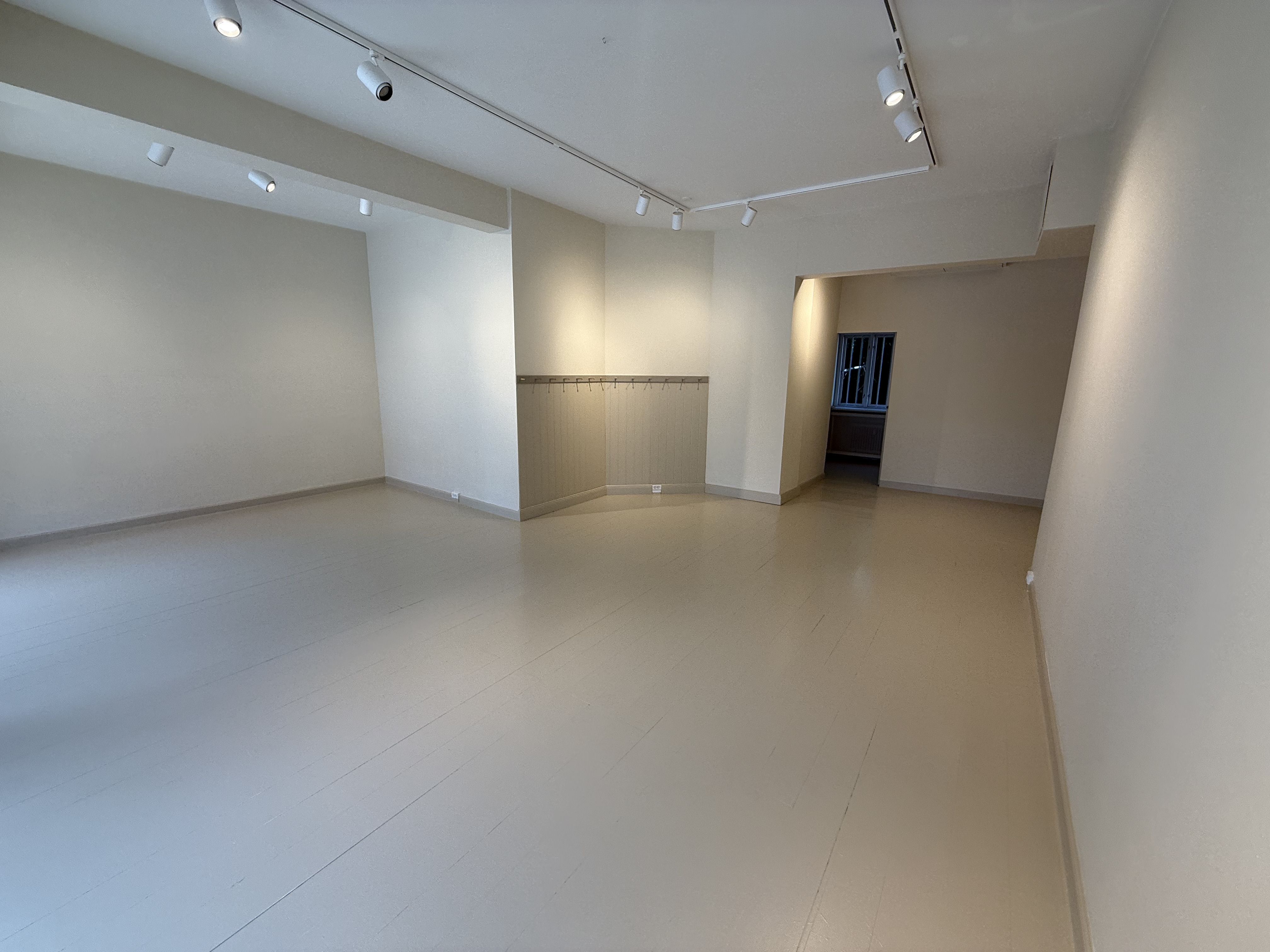 Moderne og møbleret butikslokale til leje på Strandvejen 149 med 57 kvm og masser af lys