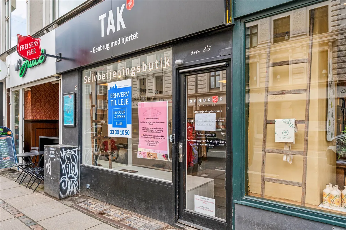 Genbrugsbutik Tak med tøj, smykker og andet genbrugsvarer. Adgang via nummer 85 og tøjvæg med gratis hængning.