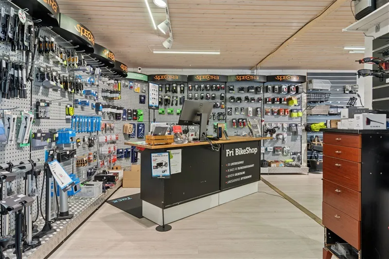 Fri BikeShop er udstyret med mærker som Speora, og der er både cykeldele og tilbehør. Butikken er pænt indrettet med