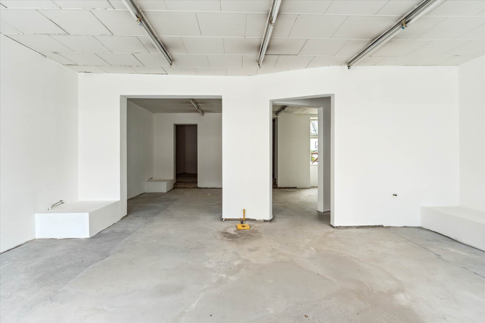 Forladt og tom erhvervslejlighed med hvide vægge og loft samt masser af udbygningsmuligheder