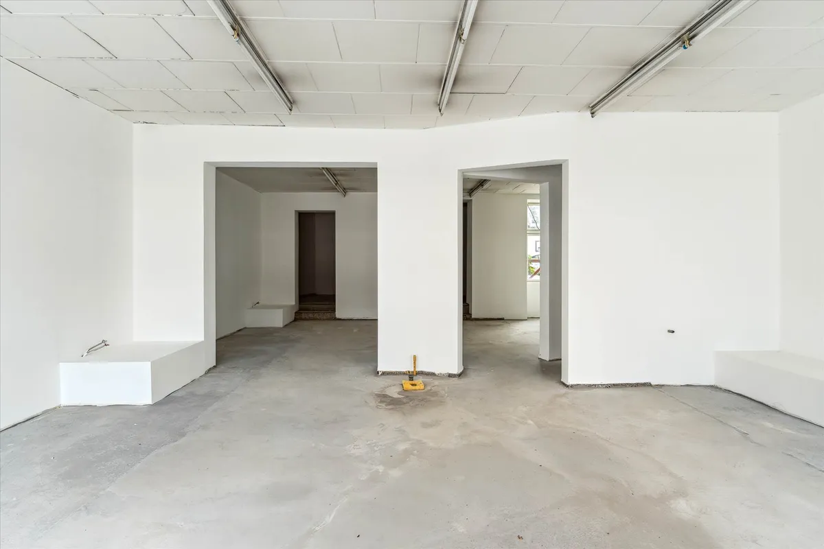 Forladt og tom erhvervslejlighed med hvide vægge og loft samt masser af udbygningsmuligheder