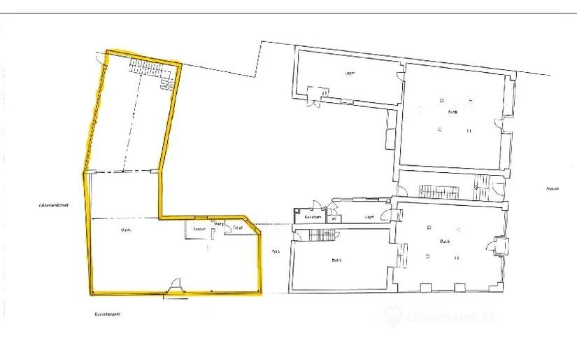 Lejlighed i Badstuegade 6 til leje, er en hjørnelejlighed med store facadevinduer og udsigt over gågaden