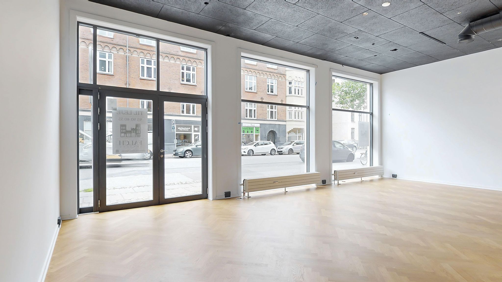 Et velbeliggende erhvervslejemål med højt tilstrømningsområde og smukke gulv og vinduer i en fredelig bydel