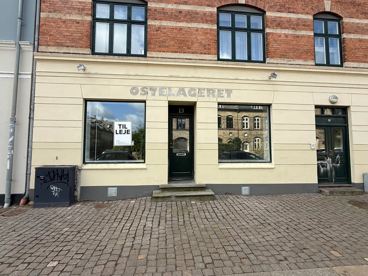 Forretningslokaler med teksten Ostelageret på facaden og nummer 13 over indgangen