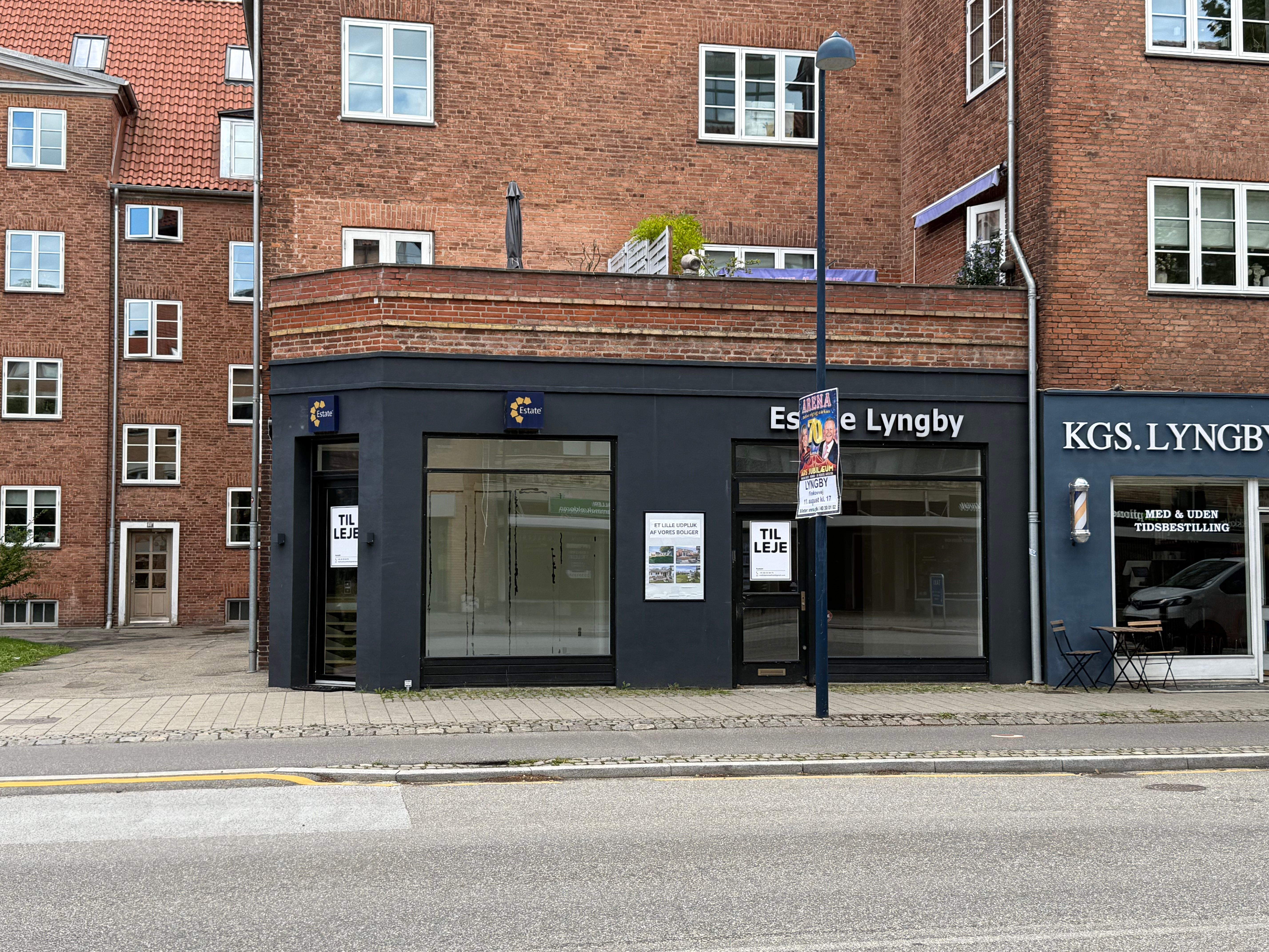 Glasskure og reklameplakater på nyt erhvervslejemål i Lyngby, der er åbent og tilgængeligt for potentiel lejer