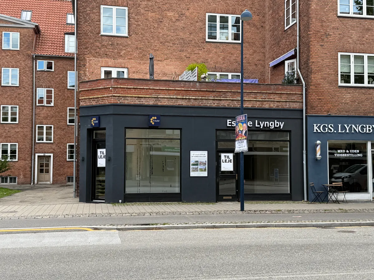 Glasskure og reklameplakater på nyt erhvervslejemål i Lyngby, der er åbent og tilgængeligt for potentiel lejer