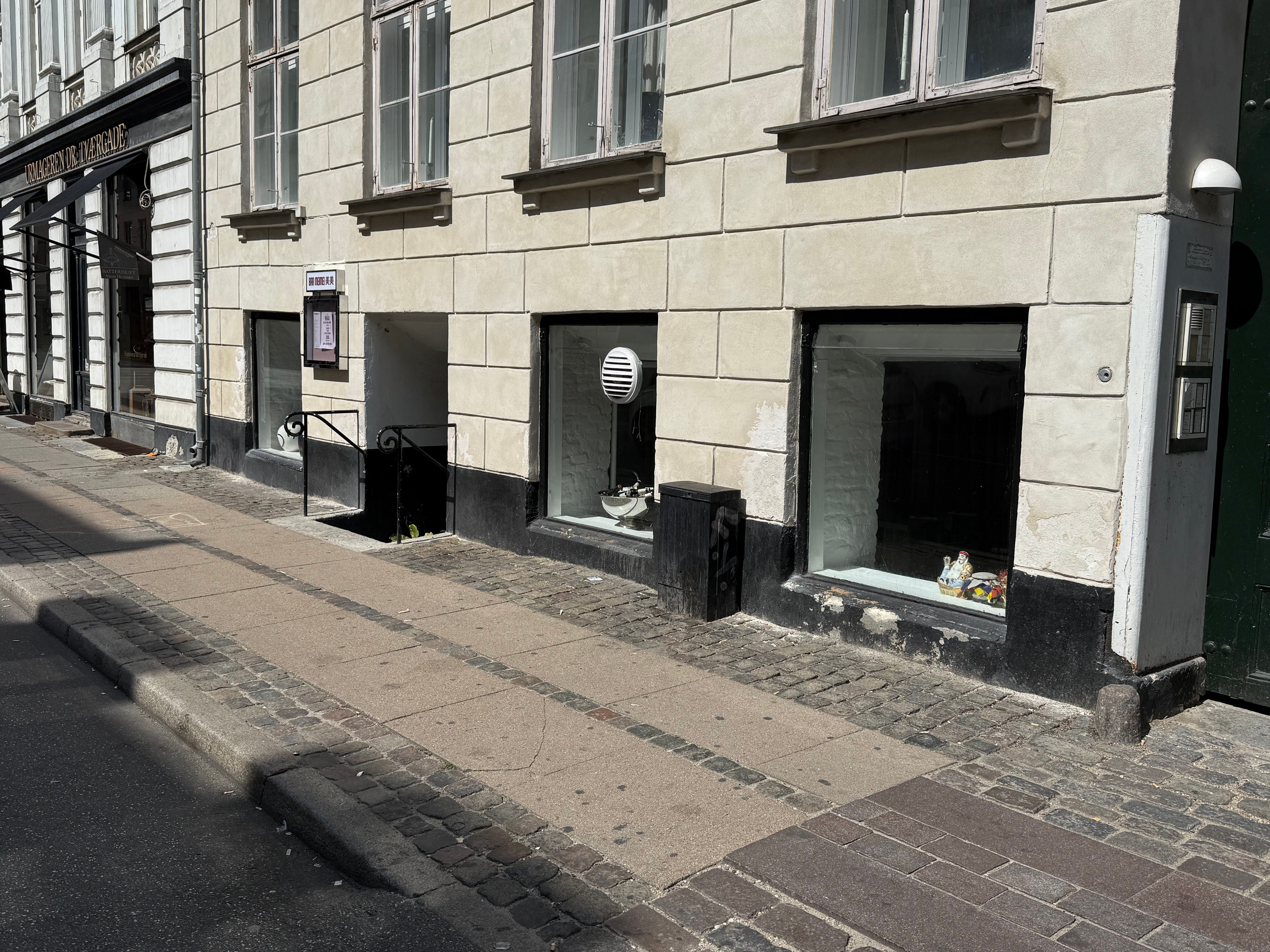 Forretningslokaler med udskåret vinduesglas og høj kvalitet på begge sider af gaden i København