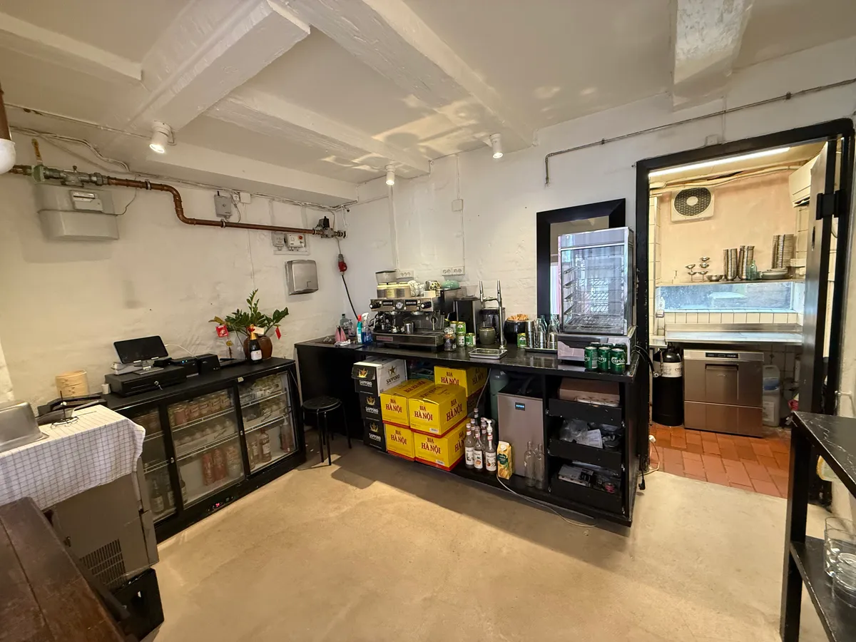 Lejemål i København med køkken og lager med køleskabe, apparater, udstyr og emballage.