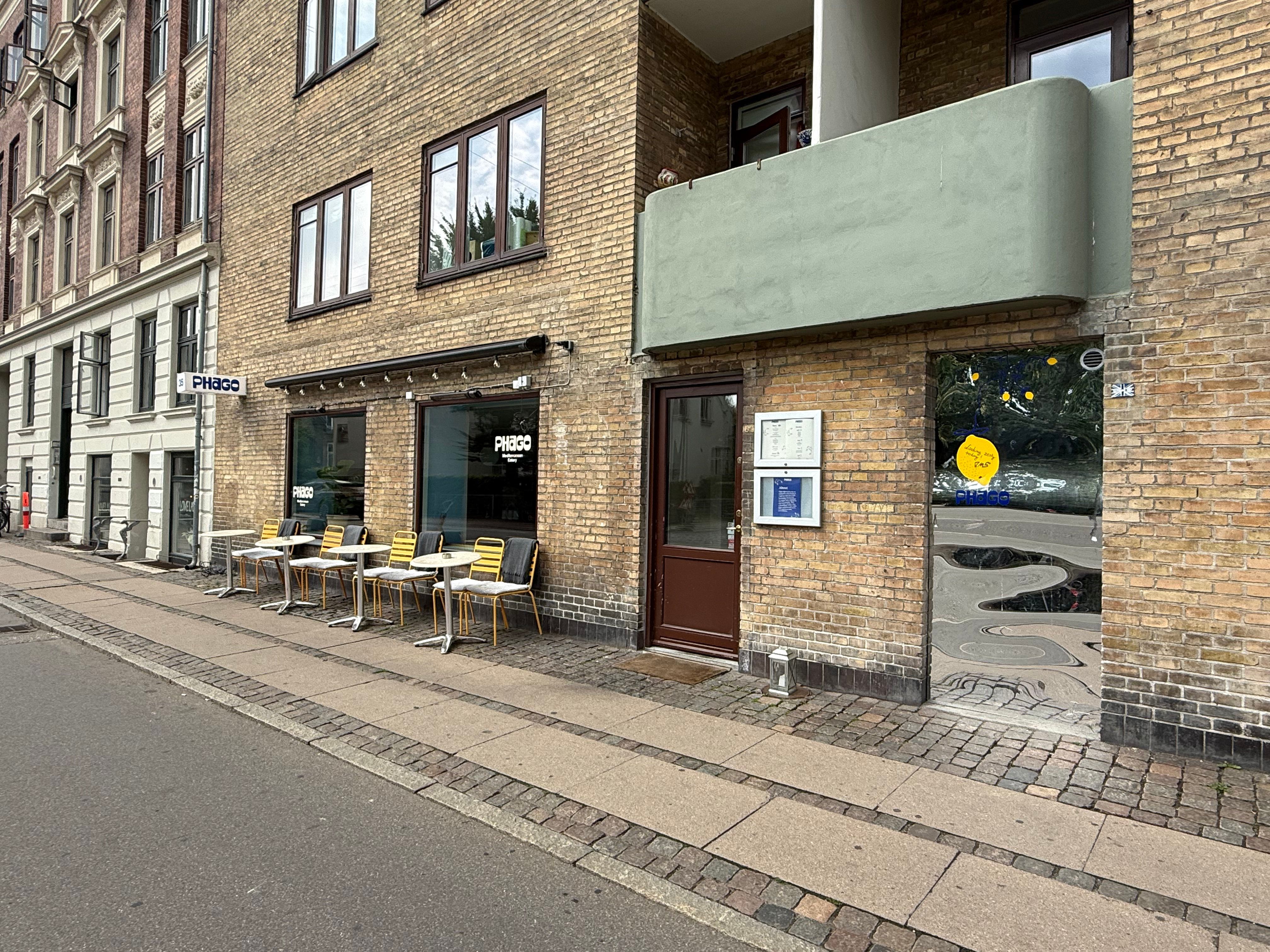 På Randersgade 35 på Østerbro er der en restaurant med navnet Phage med udendørs spisning