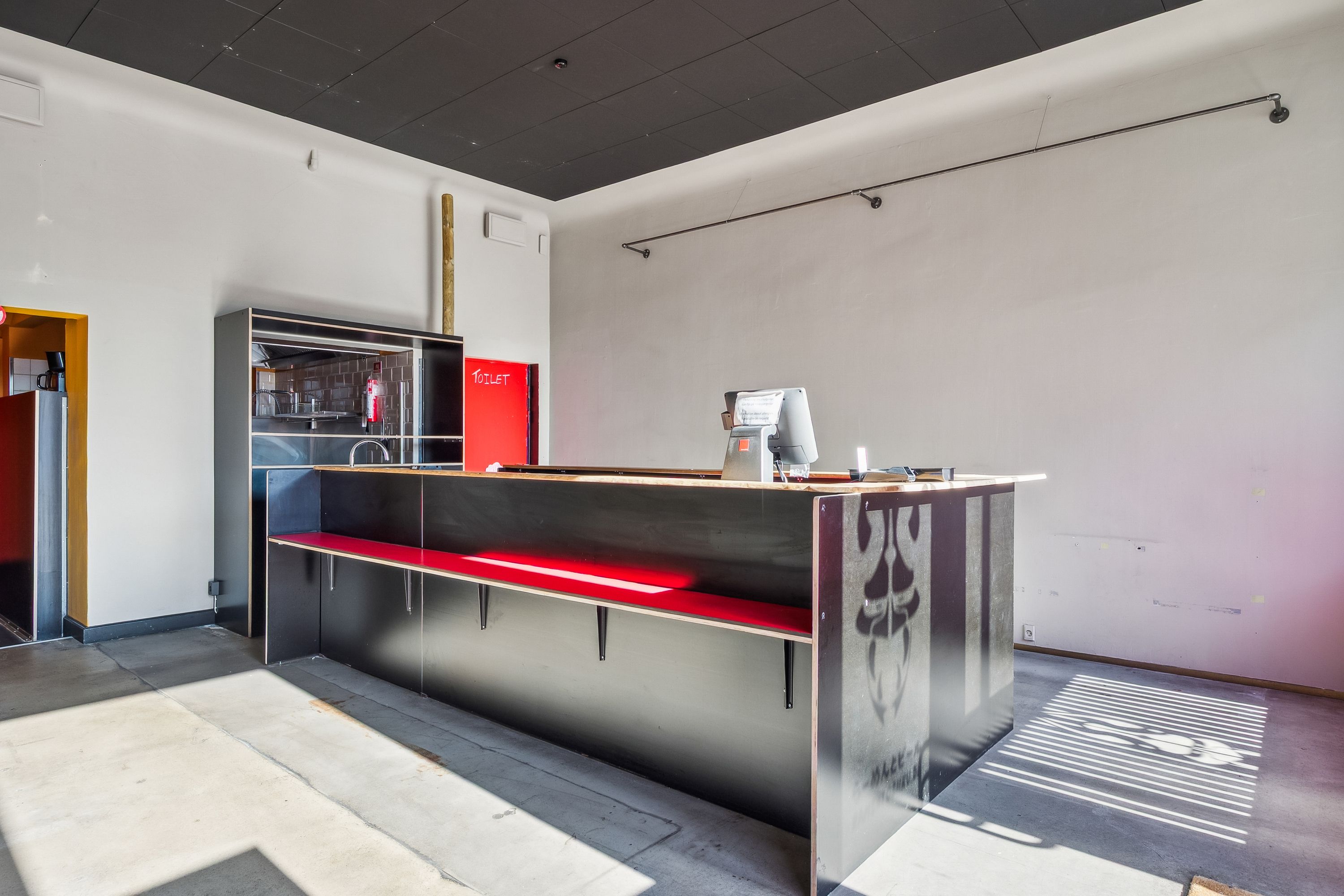 Moderne minimalistisk møbel design med monitor og stol i en kommerciel lokation