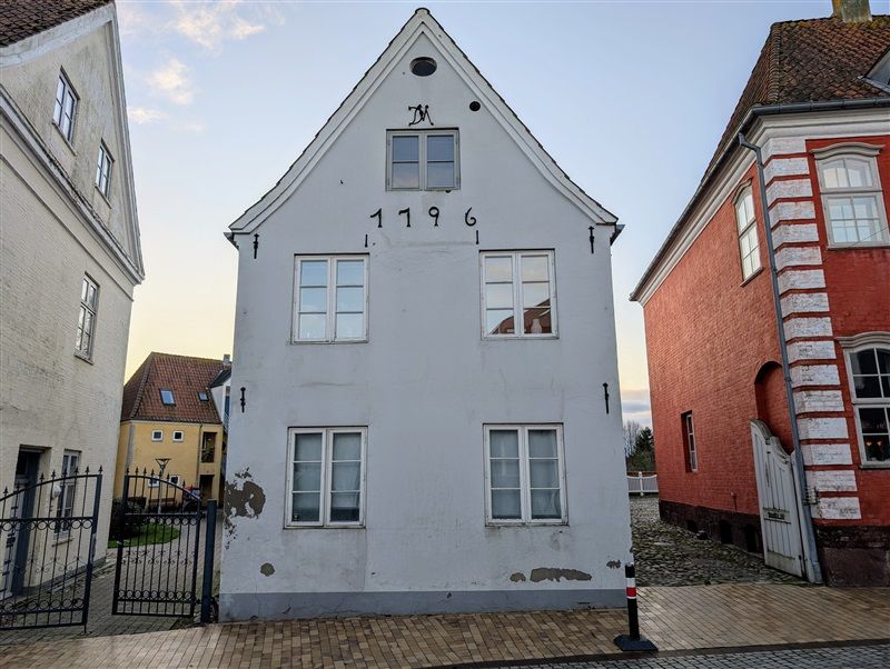 Kæledys med nummer 1196 i Aabenraa med tre huse med forskellige farver og materialer