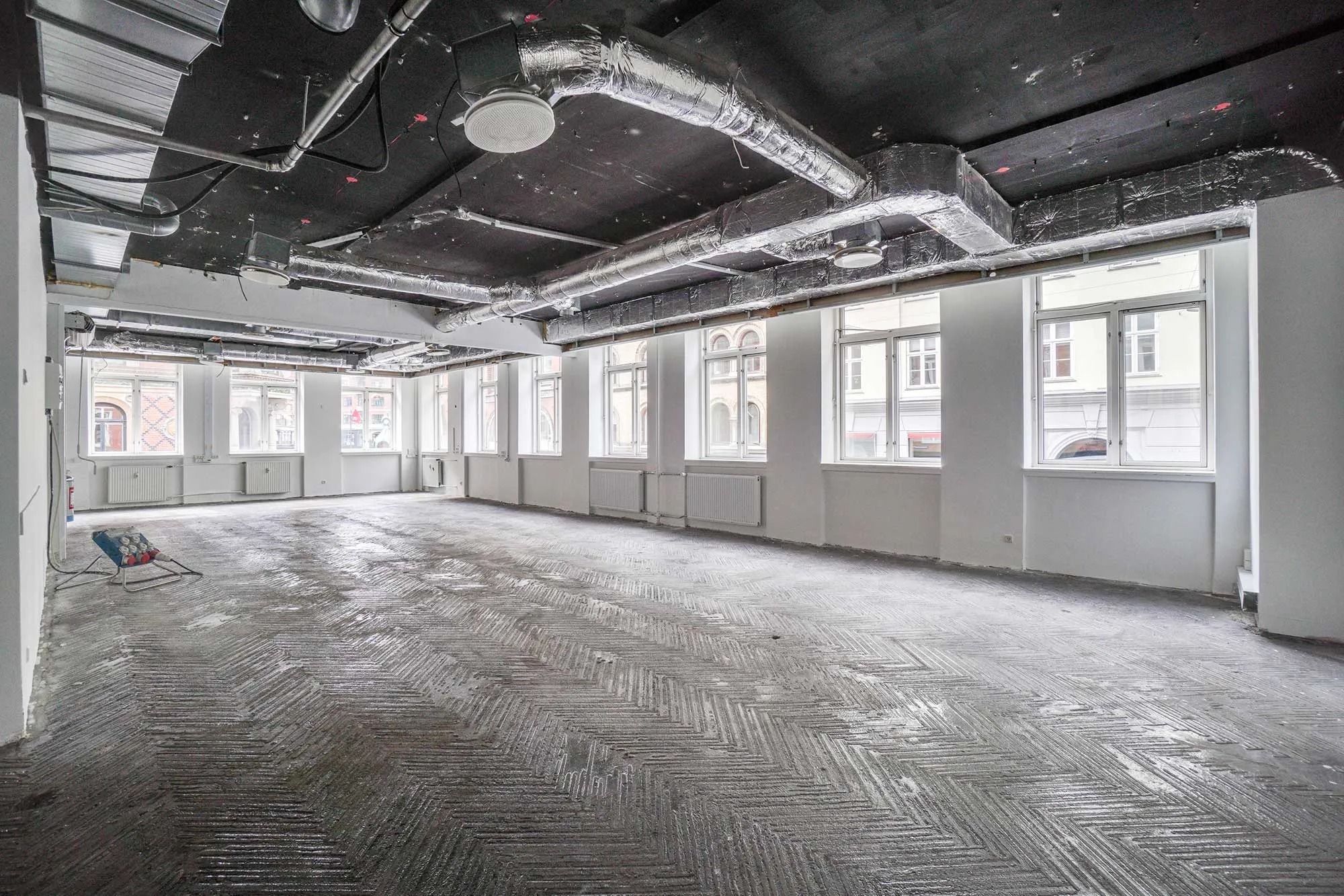 Lejemålet er beliggende særdeles centralt på Frederiksborggade med store vinduer og indvendige radiatorer