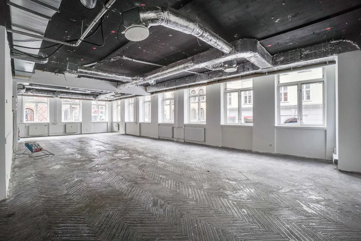 Lejemålet er beliggende særdeles centralt på Frederiksborggade med store vinduer og indvendige radiatorer