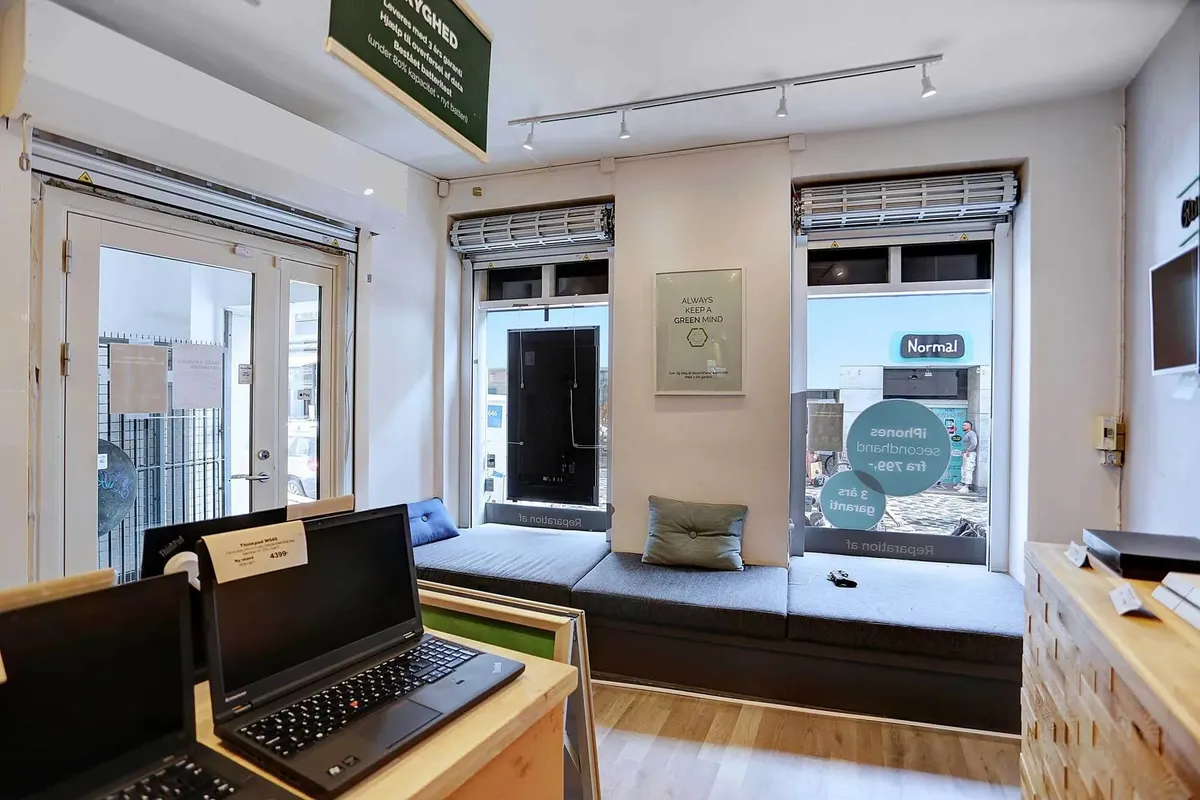 Laptoppe på salg med pristagle og søgning efter lejemål på Købmagergade i København