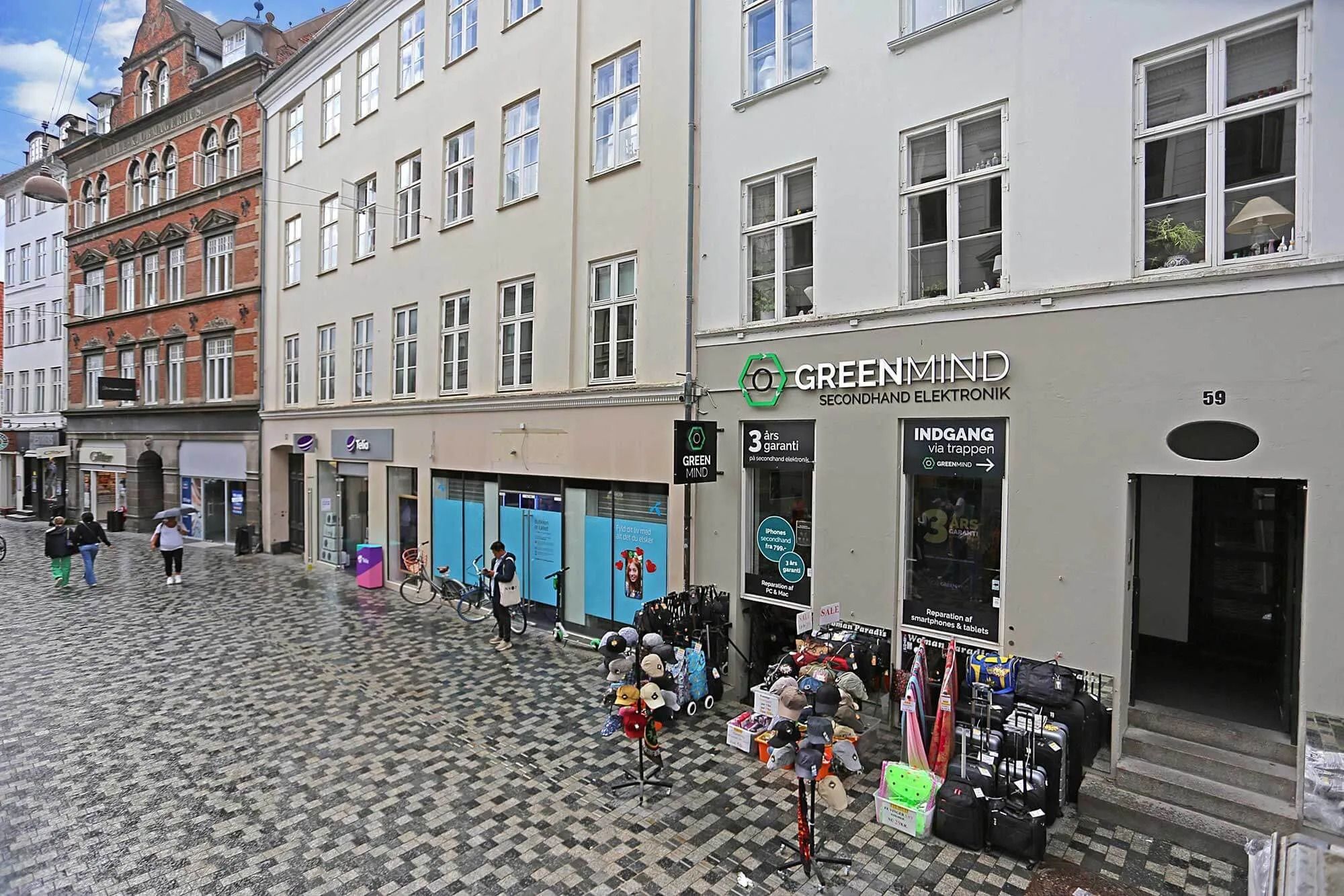 En butik med navnet Green Mind ligger på en travl gågade, og butikken sælger elektroniske genstande