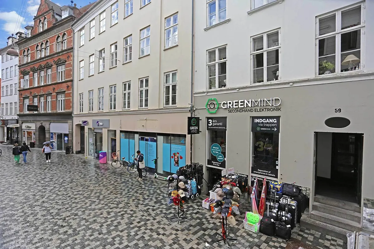 En butik med navnet Green Mind ligger på en travl gågade, og butikken sælger elektroniske genstande