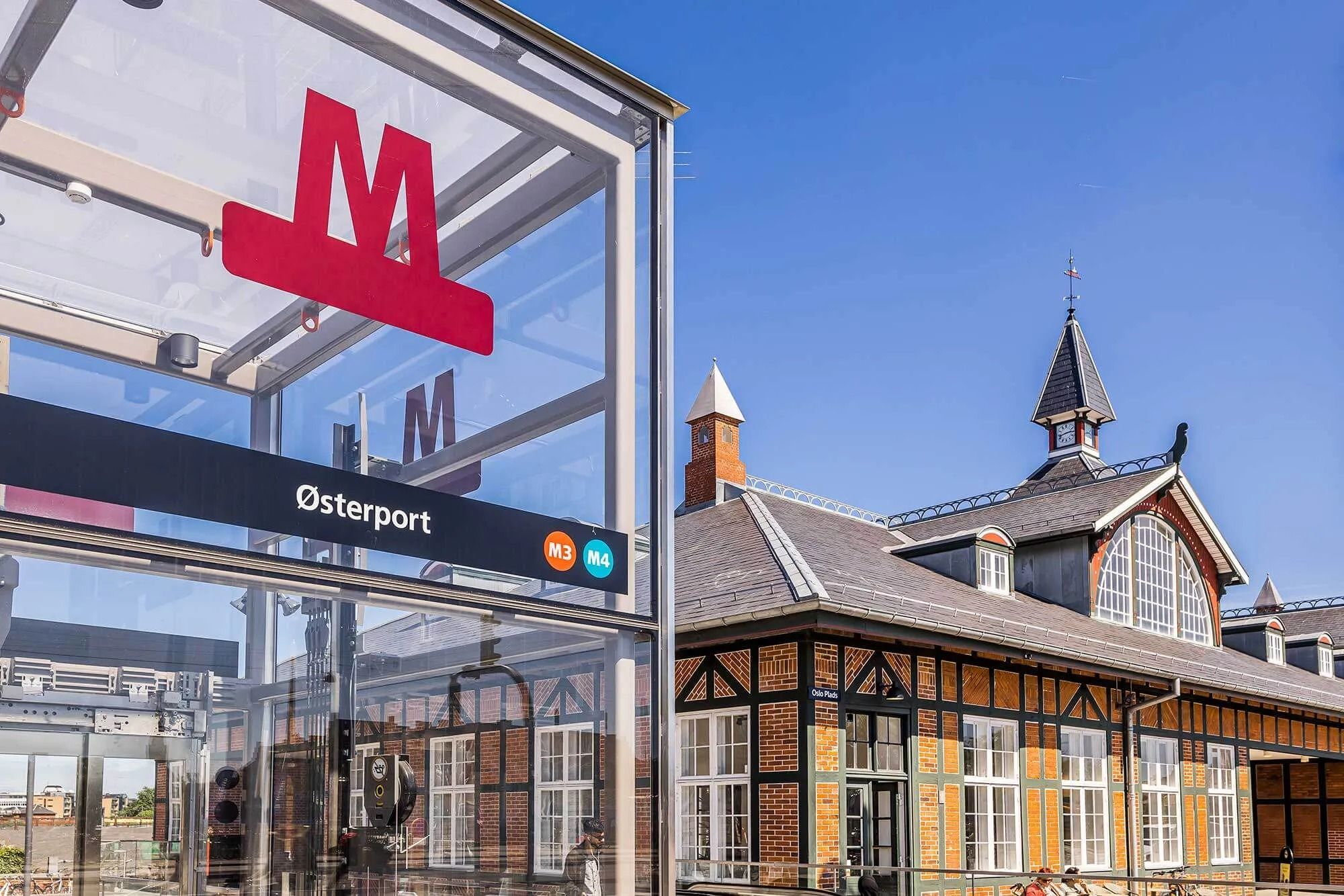 Lyst og charmerende kontorlejemål få skridt fra Østerport Station. Historiske røde mursten og moderne glasfassade samles i