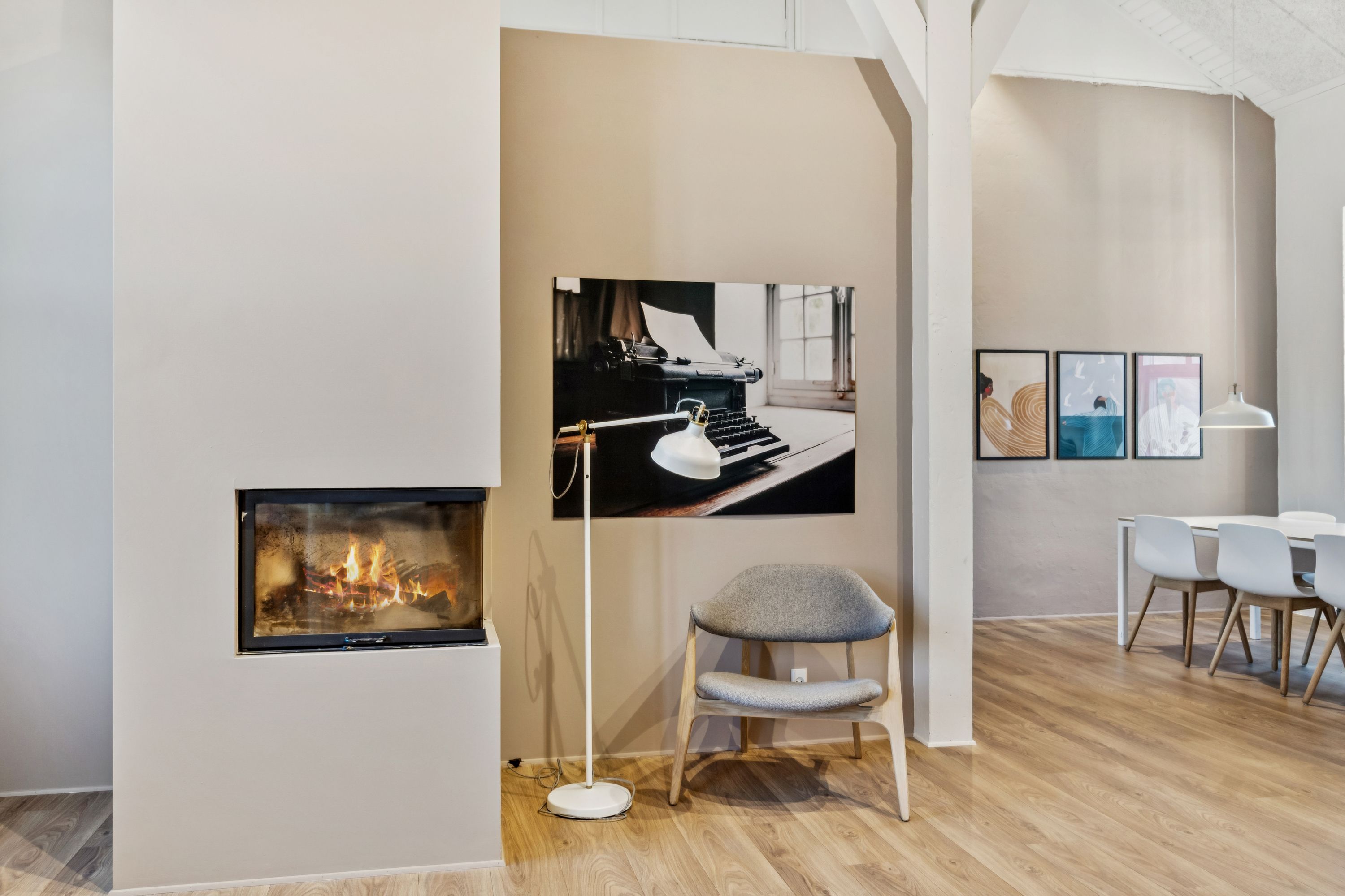 Kontorfællesskab med højloftede værelser, åben ildsted, højloftede værelser og moderne møbler og hvide vægge