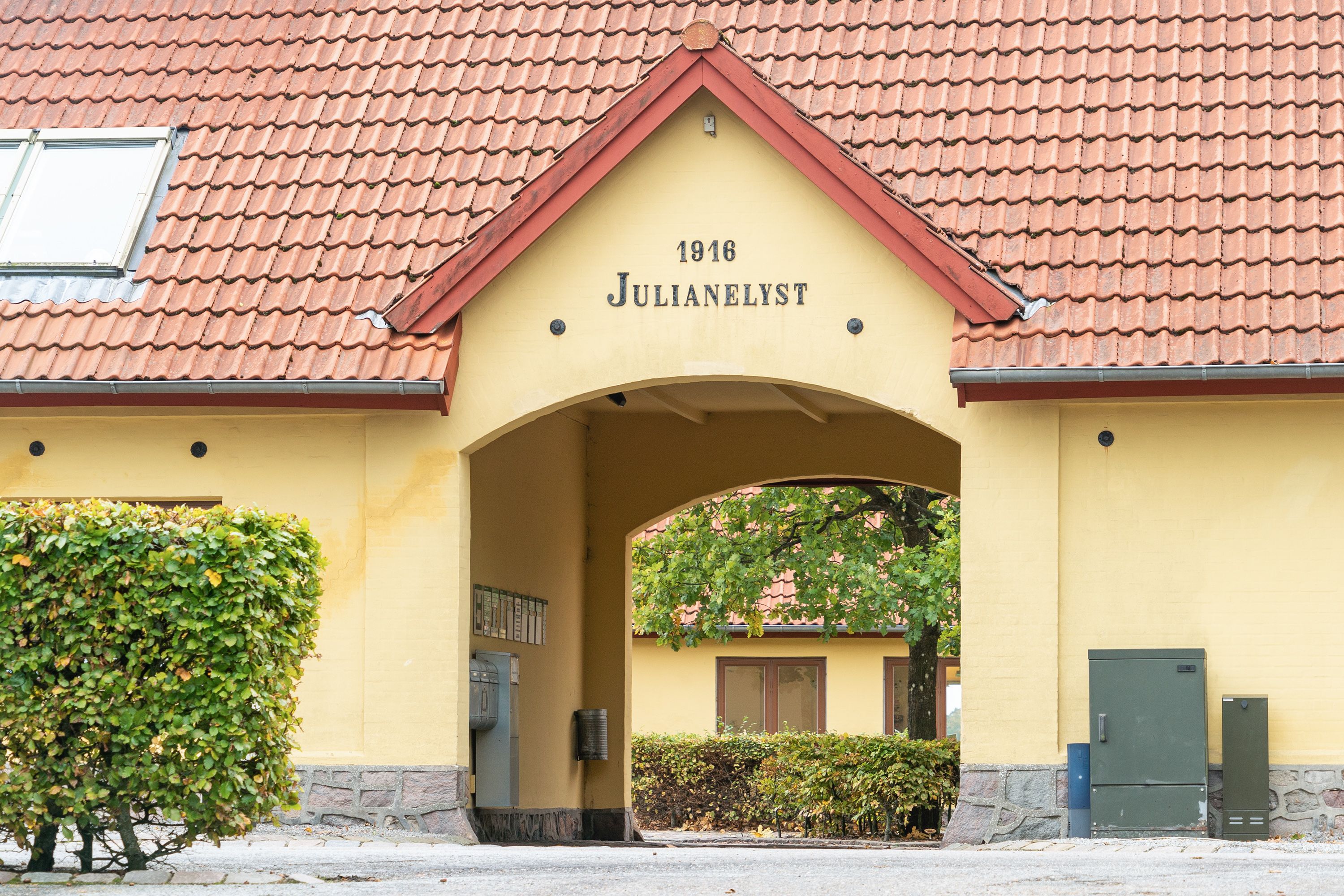 Det gule bygningsværk med rødt tag og indskriften Julianelyst 1916 er bygget i 1916 og har et indgangsportal med flere ting