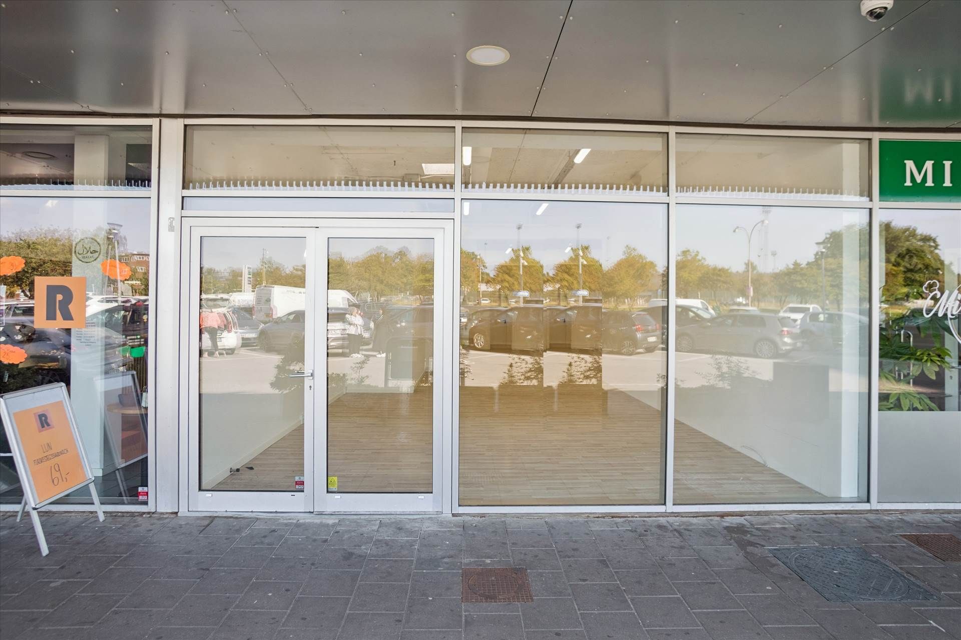 Lejemål i Gladsaxe i nærheden af stærke brands som Netto, Lidl og Jysk. Slanke glasdøre med hvid indramning og stærkt glas