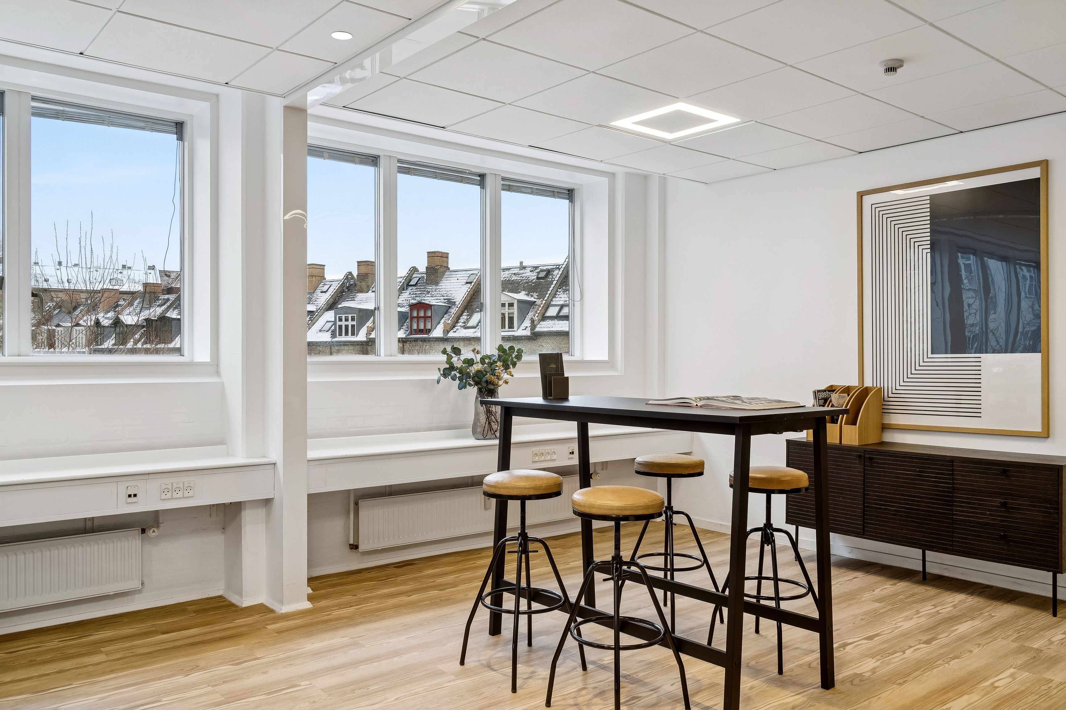 Kontor med højt til loftet, lyse vinduer, højloftet, lyse lofter, lyseruder, plante i vase, moderne møbler, lysegulv, højloftet, møbler, sofa, lysegulv, lyseruder, sofa, lysegulv