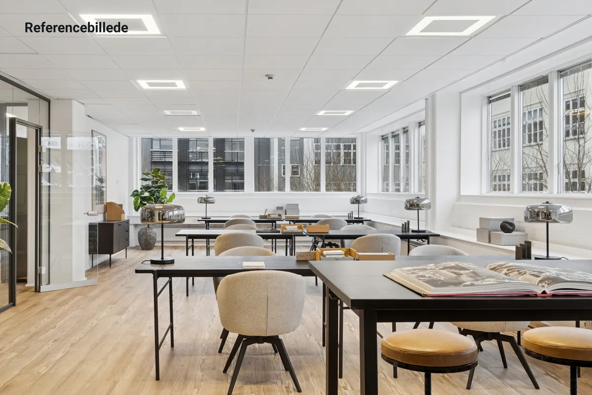 Kontor til leje med møbler og plante, højloft og vinduer, møbler og lysekroner, og lysegulve, bygning med glasdøre og vindue