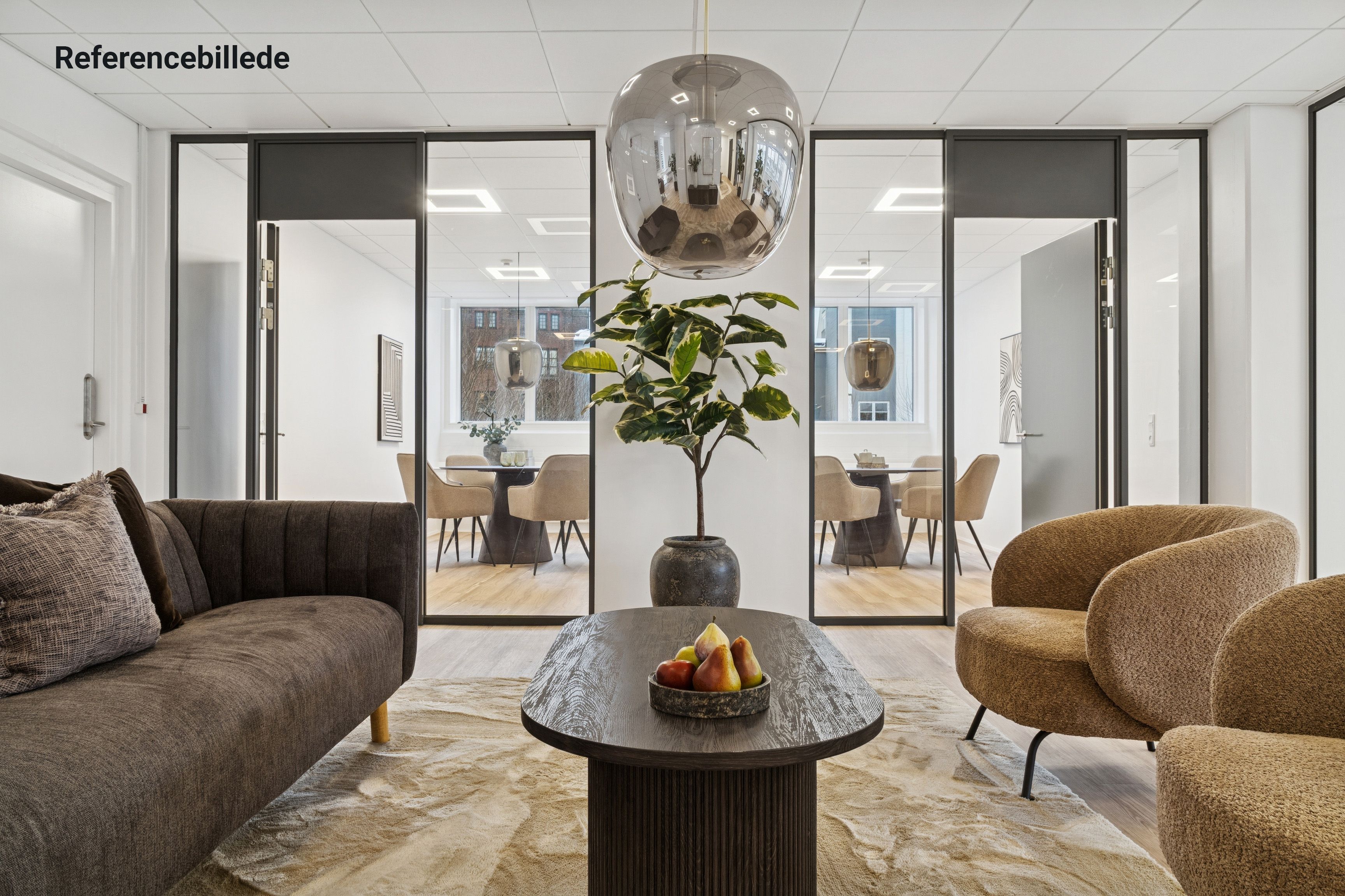 Kontor med højloft og glasdøre til leje i København V. Indeholder moderne møbler, en massiv bord og en plante i en lyse gryde