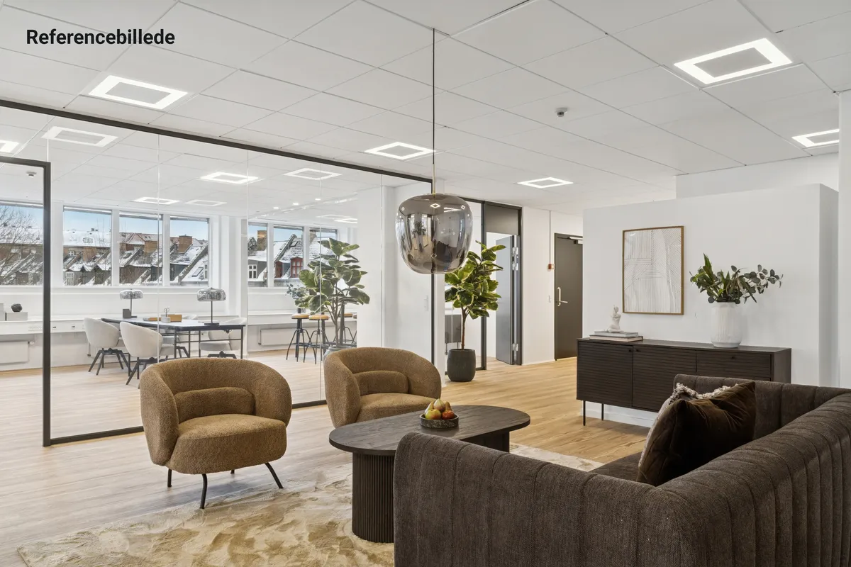Kontor til leje på Vesterbrogade 149 med moderne interiør og glasvinduer, der giver masser af lys. Indeholder sofa, bord, plante og lysekroner. Kontoret har en åben planløsning med lyse interiører og eksklusive møbler.