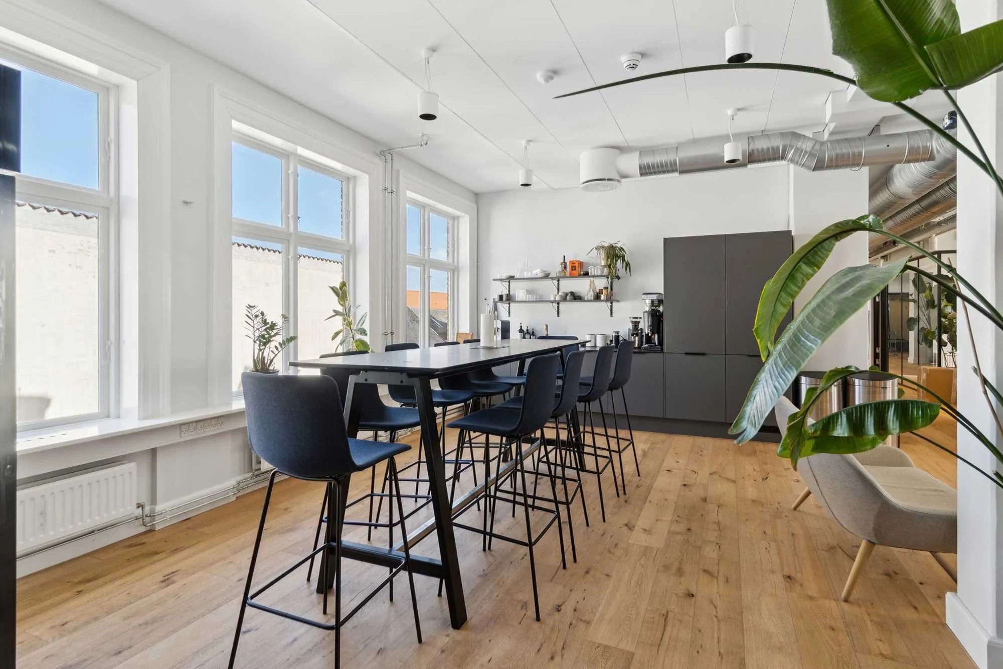 Moderne, klassisk kontor med højloft og lyse vinduer, masser af naturligt lys og store vinduer