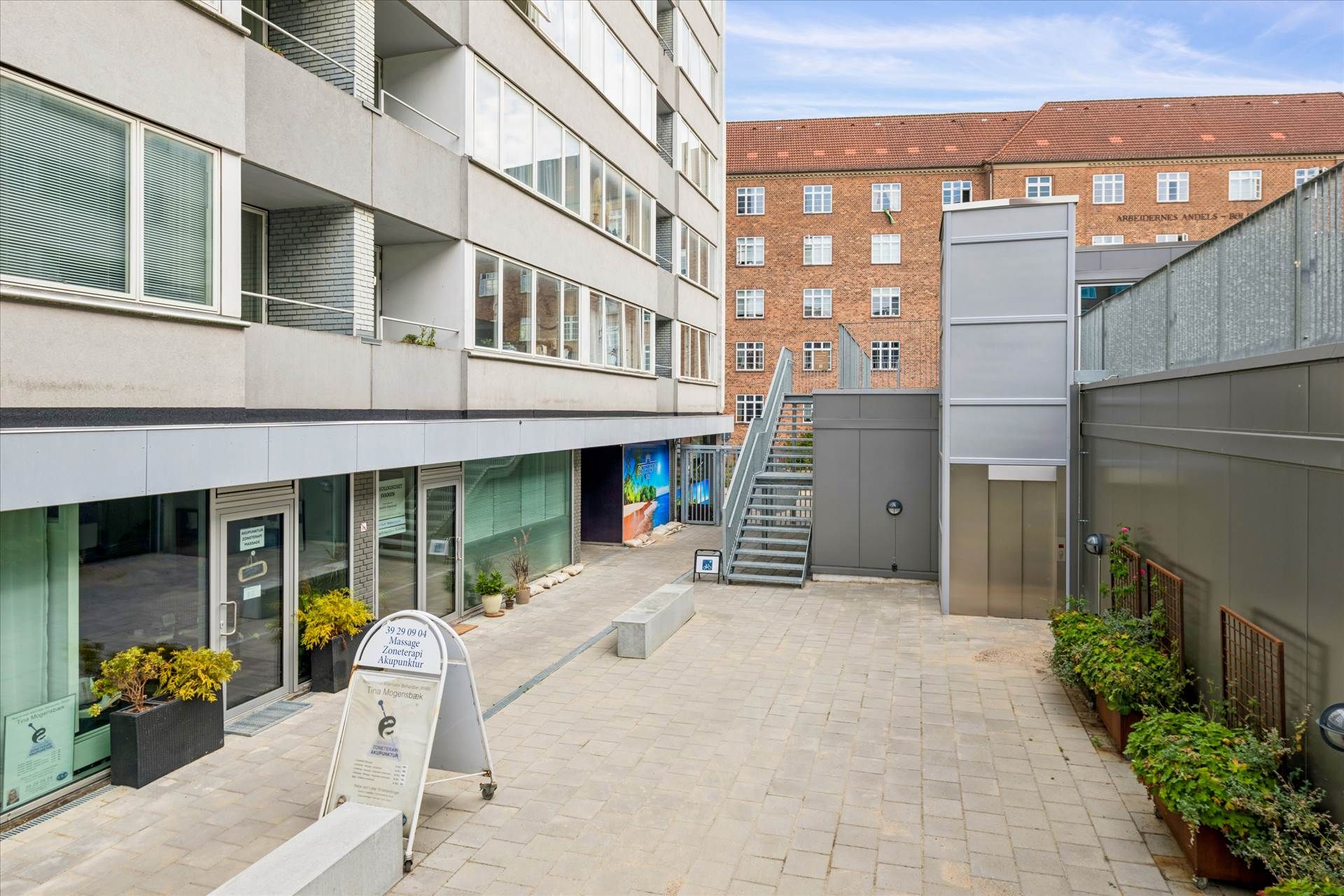 Et stort kontorlokal i Aarhus med indgang til klinikken Zoneterapi Akupunktur, der ligger i et terrasseret lejemål i centrum