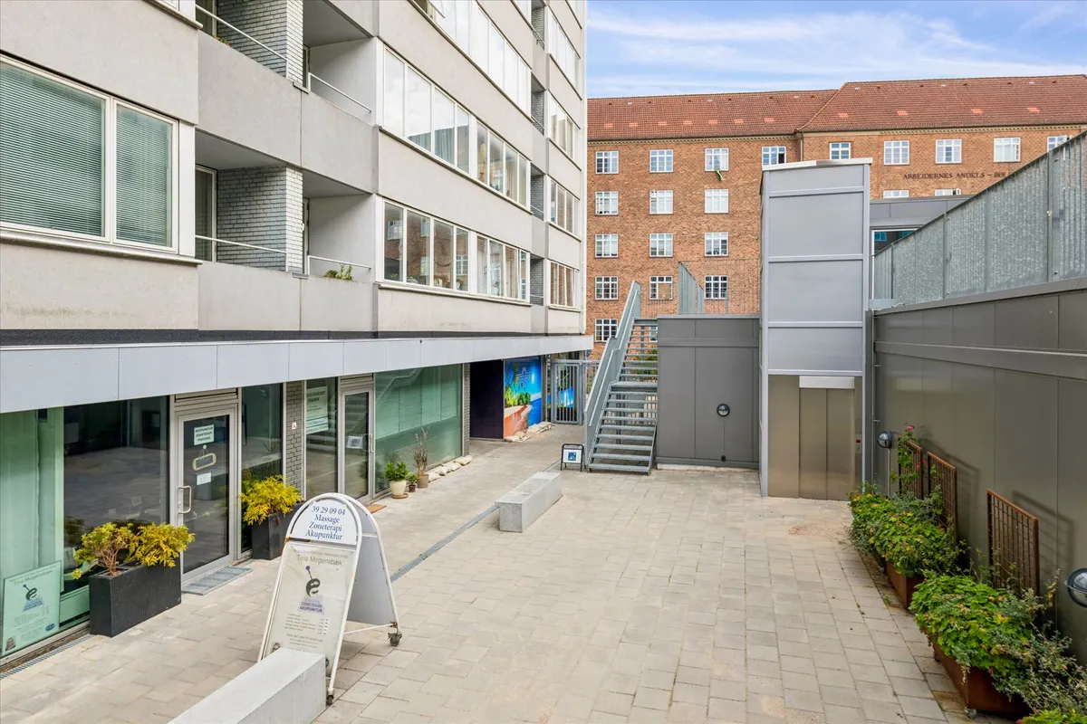 Et stort kontorlokal i Aarhus med indgang til klinikken Zoneterapi Akupunktur, der ligger i et terrasseret lejemål i centrum