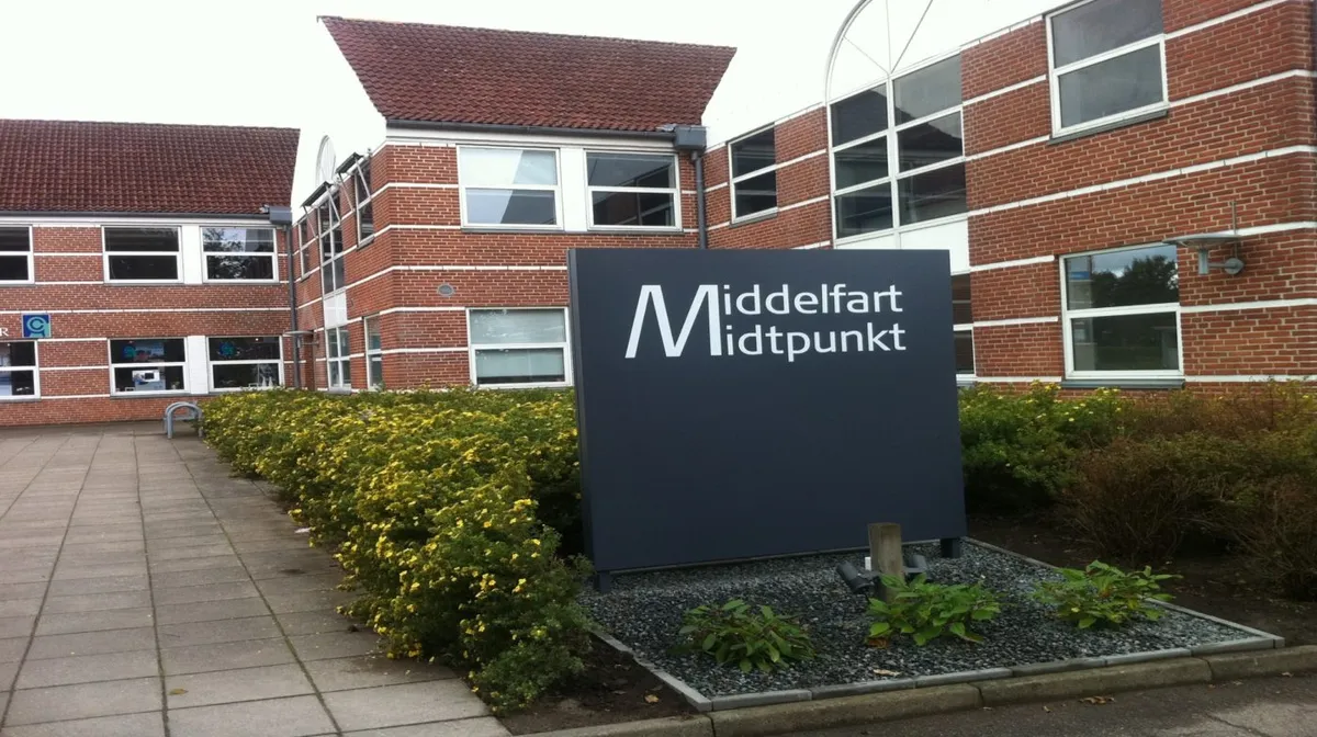 Middelfart Midtpunkt er et bygningskompleks med store vinduer og lyse indre, der er perfekt til kontorrum. Bygningen ligger