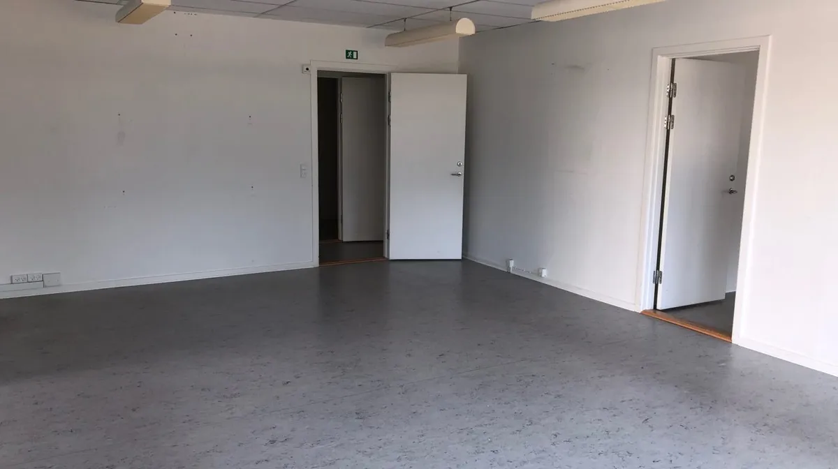 Udlejningskontor i Middelfart med 181 m² og to døre og hvide vægge og gulv