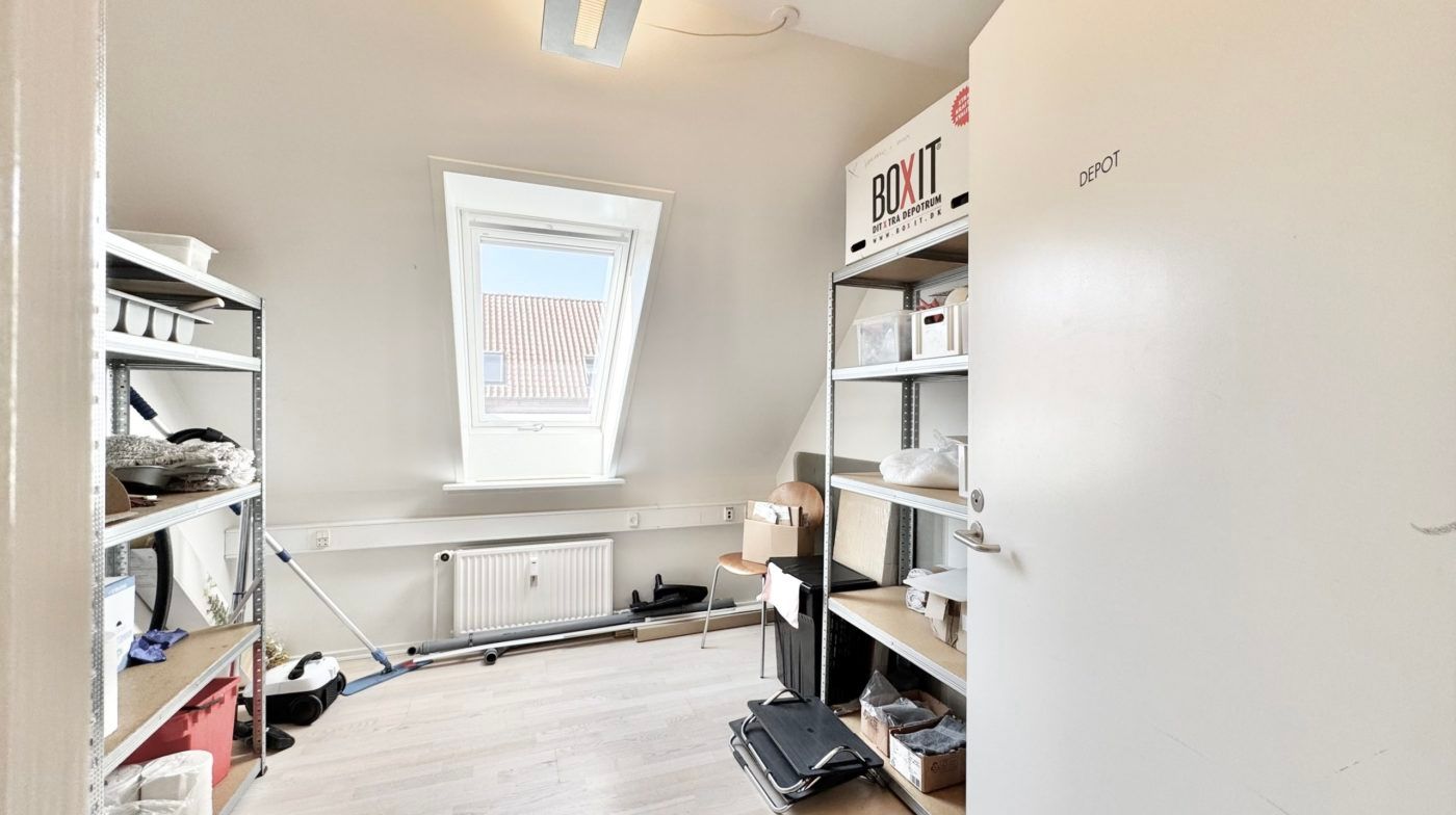 Lokal til leje i Nørregade 71-75. Loftsrum med højloft og vinduer samt fuldt udstyret lager med bokse og møbler.