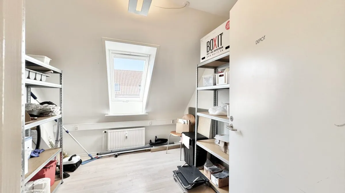 Lokal til leje i Nørregade 71-75. Loftsrum med højloft og vinduer samt fuldt udstyret lager med bokse og møbler.