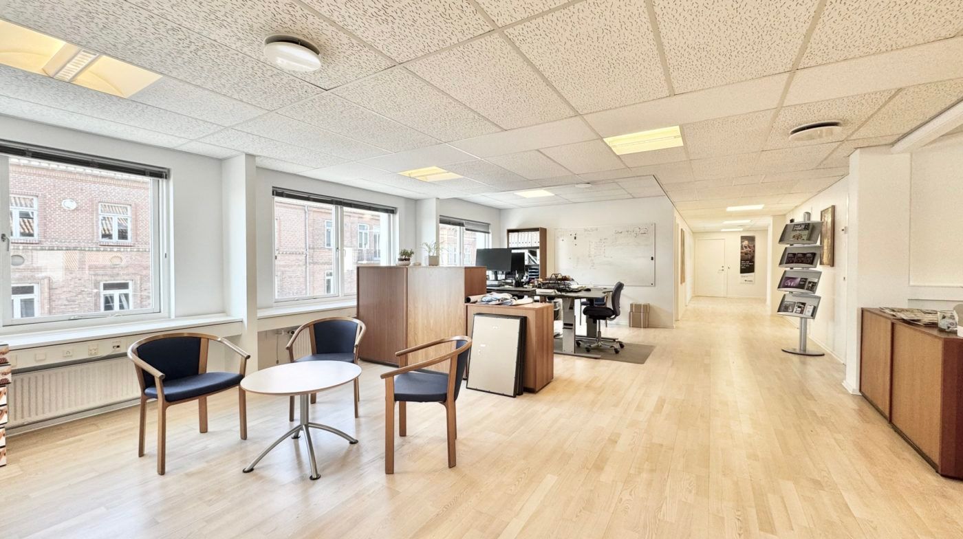 Indvendigt er der et kontor med hårdt trægulv, hvide vægge og loft, samt skriveborde og stole