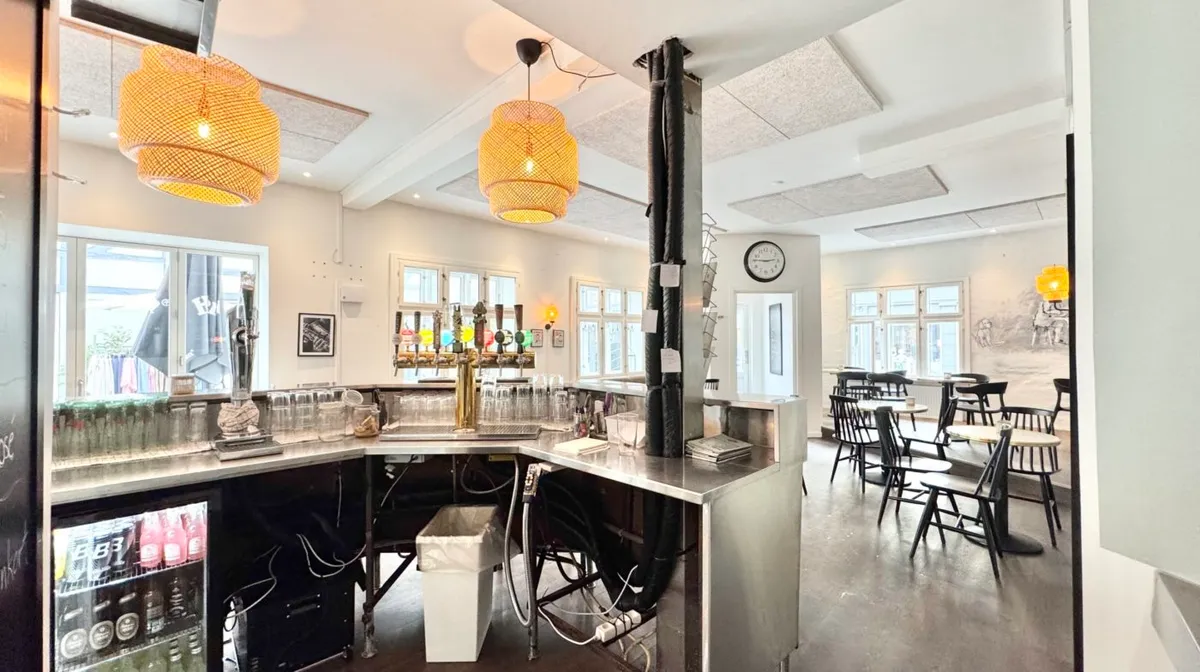 Hjørnebar i Nyborg Centrum med bardisk, træborde, stolpe og lysekroner med hængsler og strømstik