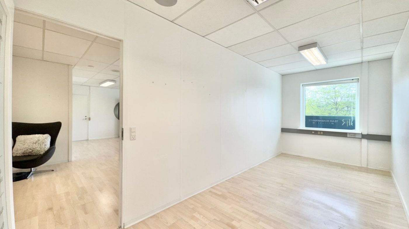 Lys og funktionel kontor lejes til webshop, klinik og lignende erhverv. Møbler og udstyr ikke inkluderet.