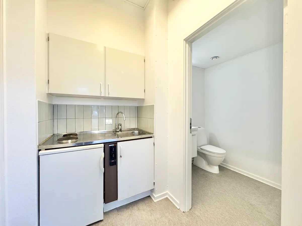 Udlejes butik med høj trafik på Kongensgade 39. Lokale med udstyret køkken og separat toilet. Moderne og rent design. Mulighed for flere butikker.