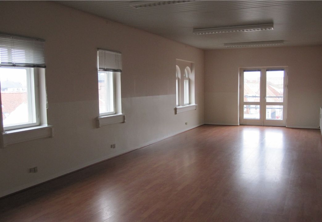 Lokale med højt til loftet og store vinduer. Der er lyse gulve og to udgange. Der er elektriske stik og lysekroner.