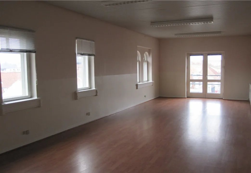 Lokale med højt til loftet og store vinduer. Der er lyse gulve og to udgange. Der er elektriske stik og lysekroner.