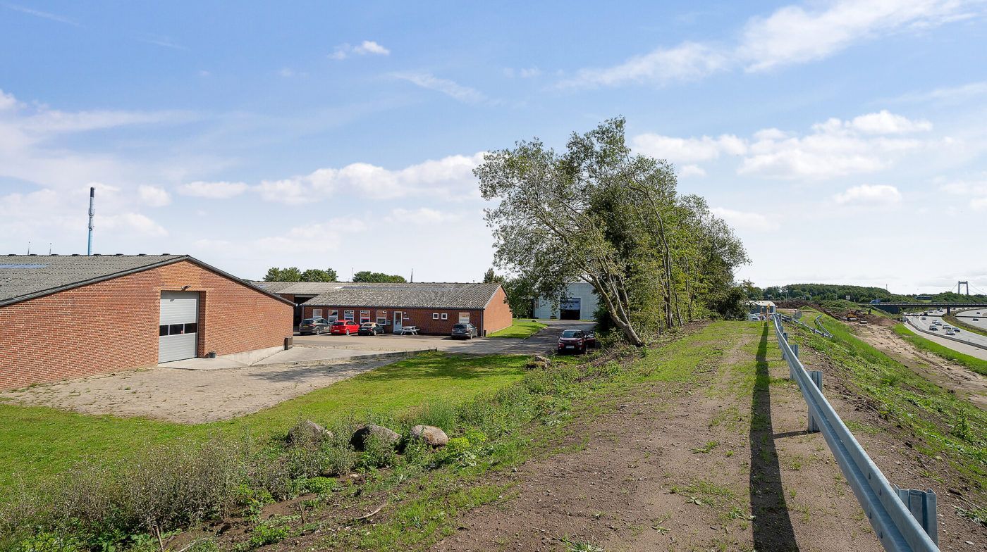 Lagerbygning med kontor og parkeringsplads i udkanten af Fredericia med adgang til motorvejen E20